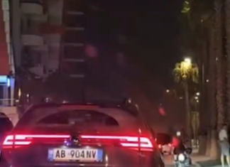 Sherr masiv në Vlorë, efektivët e policisë përplasje me disa qytetarë, pas debatit verbal (VIDEO)