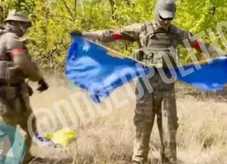 E paprecedentë, ushtarët rusë grisin flamurin e Ukrainës dhe të Kosovës (VIDEO)