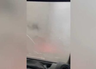 “Çmendet” moti në këtë vend, breshëri bën ‘kërdinë’thyen xhamat e makinave (VIDEO)