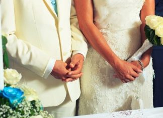 Dasma kthehet në arenë boksi: Goditi me shuplakë nusen se i shkeli këmbën, dasmorët dhunojnë dhëndrin