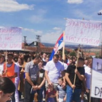 Kosovë: Serbët në Pasjan protestojnë për shkak të arrestimit të serbëve të dyshuar se kanë kryer krime lufte