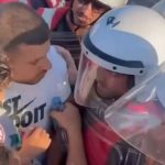 Skandal! Polici pështyn dhe tenton të godasë qytetarin, ja momenti kur fëmija mbron me trup të atin (VIDEO)