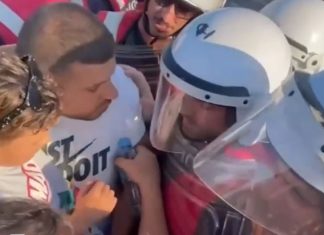 Skandal! Polici pështyn dhe tenton të godasë qytetarin, ja momenti kur fëmija mbron me trup të atin (VIDEO)