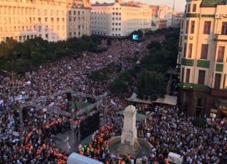 Çfarë po ndodh në Beograd? Protestuesve u bëhet thirrje të bllokojnë dy stacione hekurudhore
