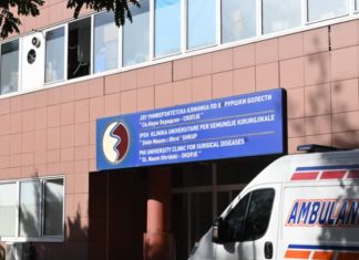 Radha për kontroll te Spitali i Qytetit, dy qytetarë përleshen fizikisht