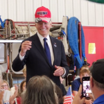 Bideni fotografohet me kapelën e Trumpit, Shtëpia e Bardhë arsyetohet