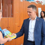 Bilall Kasami shpërndan Abetaren e Unifikuar Shqiptare në shkollat e Tetovës