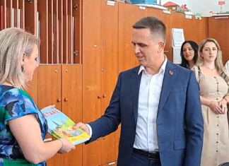 Bilall Kasami shpërndan Abetaren e Unifikuar Shqiptare në shkollat e Tetovës