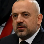 Analiza/ Kush dhe çfarë e mbron Radoiçiçin në Serbi?