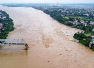 Tajfuni ‘i tmerrshëm’ shemb urën/ 10 makina përfundojnë në ujë, zhduken 13 persona