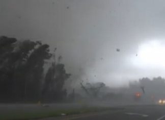 Tornado kalon në mes të autostradës në Florida