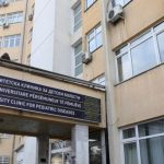 Babai i foshnjës së ndjerë theu kompjuterin në spital, u denoncua në Polici