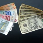Euro bie në nivelin më të ulët të dy viteve kundrejt dollarit