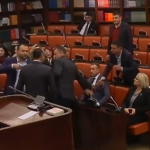 Incident në Kuvendin e Maqedonisë, shmanget përplasja fizike mes deputetëve (VIDEO)