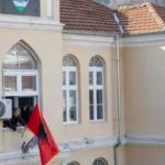 Flamuri shqiptar u vendos sot në zemër të Serbisë
