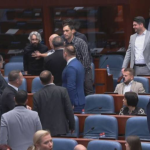 “Ma shau motrën”! Apasiev “ju kërkon fer” deputetëve të VMRO-së, shmanget përplasja fizike (VIDEO)