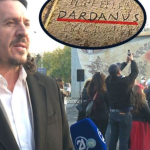 Artefaktet ilire e pllaka “Dardanus” janë larguar, e aty ndërtohen banesa! Zv/ministri i Kulturës me duar në xhepa: Nuk e di, nuk kam njohuri! Projektin e ka lejuar pushteti i kaluar