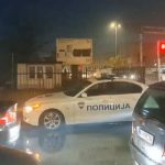 A po përsëritet rasti i Tiranës edhe në Tetovë?! Një nxënës sulmohet nga një grup nxënësish para Shkollës së Mesme të Mjekësisë (VIDEO)