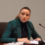 Ministri shqiptar Besar Durmishi dorëzon ligjet vetëm në gjuhën maqedone, Ilire Dauti braktis seancën e komisionit pasi qeveria vazhdon që të mos respektojë gjuhën shqipe