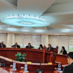 Edhe gjykatësi turk Skender Fatmir, e lëshoi sallën ku po diskutohet për Gjuhën Shqipe