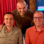Taravari proston foto me Albin Kurtin: Miqësi dhe Vlera