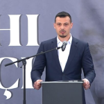 Fjalim emocionues i Endrit Thaçit: Babin nuk e lejuan t’ia gjuajë një grusht dhe të Drenicës