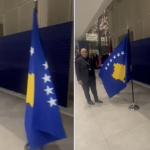 Flamuri i Kosovës ngrihet për herë të parë në Beograd
