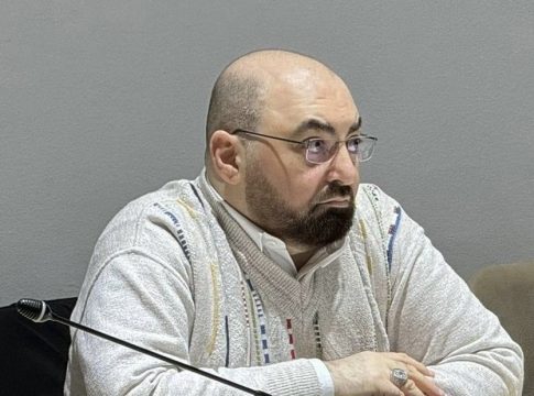 Bajrami: Dje e dënoi “konfliktin”, sot fotografohet në Sllupçan – Dje e akuzonin Selën, sot shtrënguan duart vetë