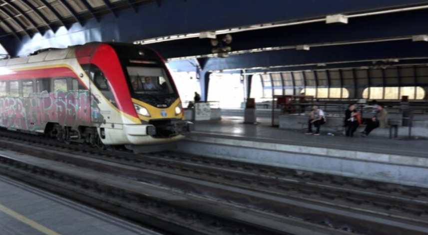 Treni godet makinën në Veles, për fat të mirë nuk ka të lënduar