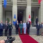 Zvicra mirëpret Vjosa Osmanin/ Nderime të larta shtetërore për presidenten e Kosovës, i pranishëm edhe ky futbollist shqiptar