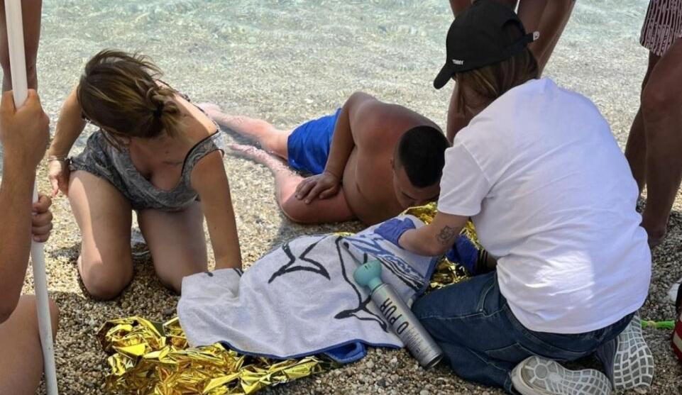 4 vjeçari pëson atak kardiak në plazh  rikthehet në jetë falë mjekut që ndodhej aty për pushime