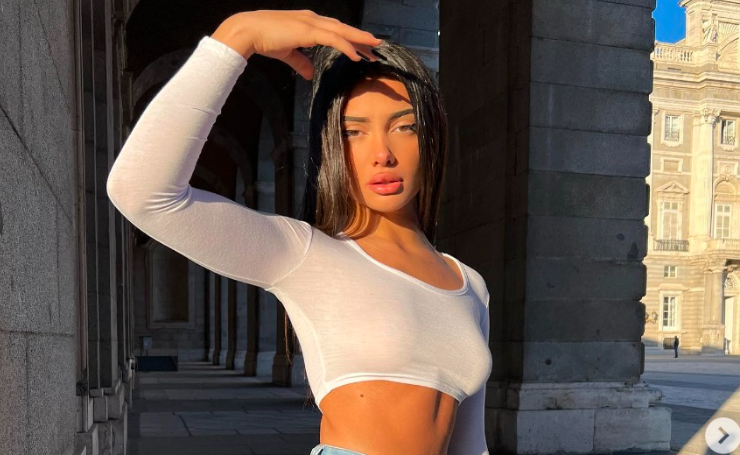 Modelja shqiptare bëhet virale teksa tregon bisedat me futbollistët e famshëm