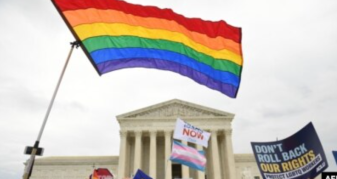 Info Shqip: SHBA: Gjykata supreme ndalon librati LGBT në shkolla, prindërit fitojnë betejën