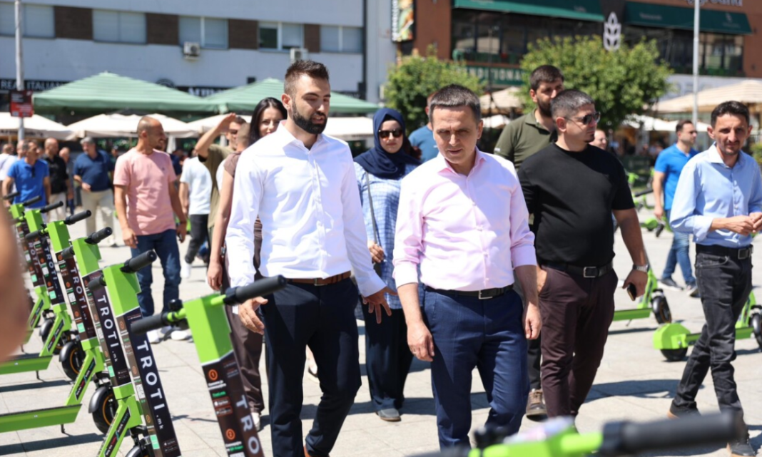 Kasami: 100 trotinetë elektrikë të rinj në rrugët e Tetovës