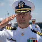 Shqiptari Alban Dervishi zyrtarisht mori komandën e luftanijes amerikane “USS Pearl Harbor”