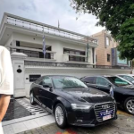 Ndodh edhe kjo! 47-vjeçari drejtonte një ambasadë të rreme, policia sekuestroi targa diplomatike dhe foto të rreme me liderë botërorë