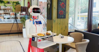 Info Shqip: ‘Melisa’ roboti i parë në Shqipëri që shërben ëmbëlsira në pastiçeri