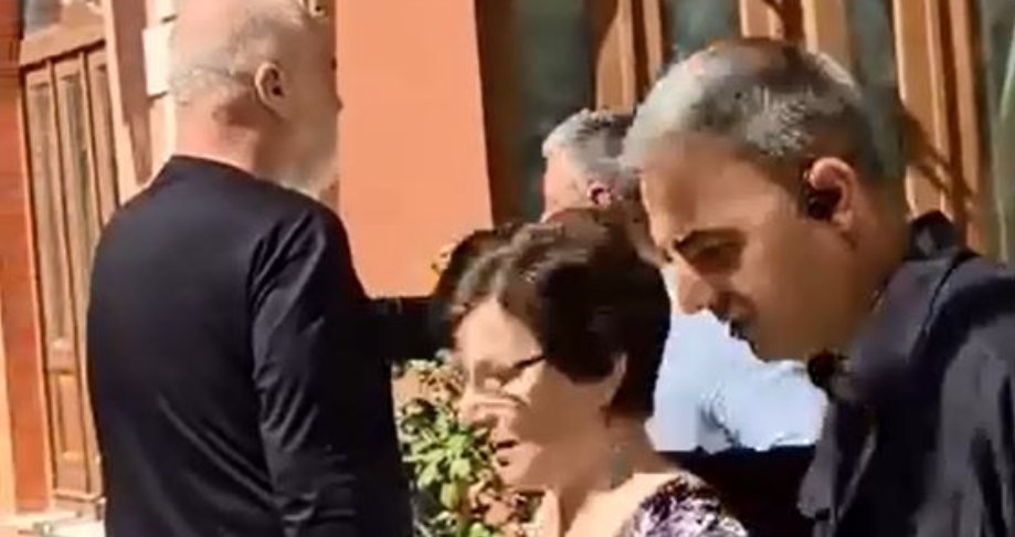 Qytetarja kërkon ta takojë  Rama i kthehet  Çfarë do  Ik tani  mos më hajde nga mbrapa