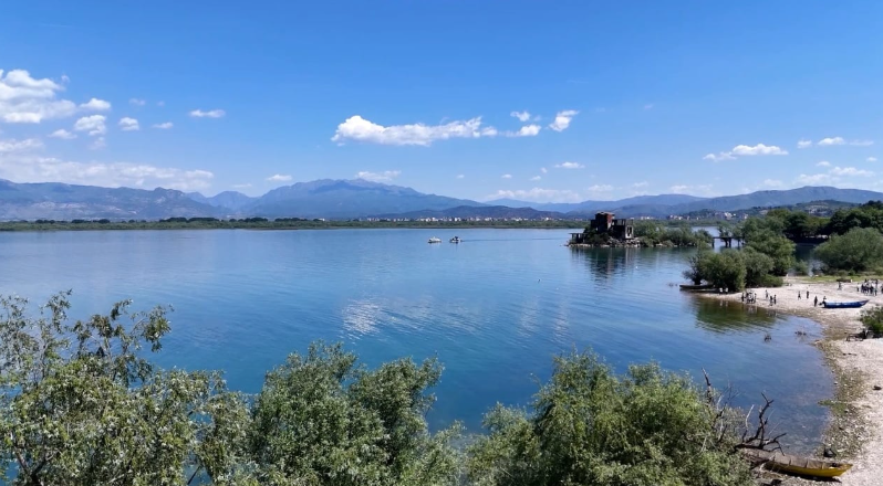 Tragjike në Shkodër  Kapiteni hero i anijes shpëton dy turistë  por mbytet vetë