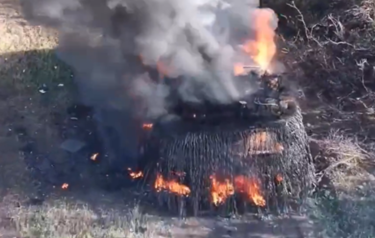 Ushtria ukrainase shkatërron me 60 dronë “stallën e tankeve” të rusëve