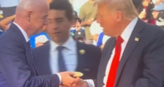 Info Shqip: Gjesti i Trump në Kupën e Botës merr vëmendje, e fut në xhep medaljen që ishte për klubin