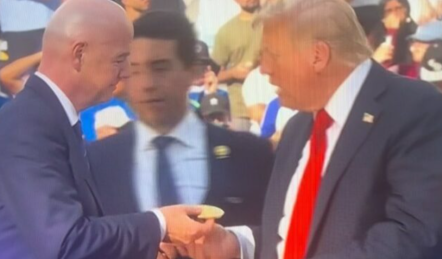Info Shqip: Gjesti i Trump në Kupën e Botës merr vëmendje, e fut në xhep medaljen që ishte për klubin