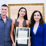 “Mirë se erdhe në shtëpi, Dua”, Osmani ia jep shtetësinë e Kosovës Dua Lipës