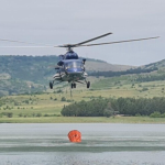 Gjuajti me gurë helikopterin që mbushte ujë për shuarjen e zjarrit në Bllacë, arrestohet shkupjani
