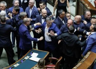 Kaos në Parlamentin italian, seanca ndërpritet pas përplasjes fizike mes deputetëve