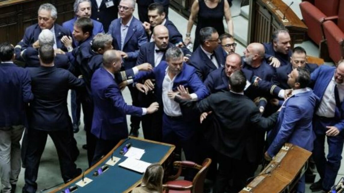 Kaos në Parlamentin italian  seanca ndërpritet pas përplasjes fizike mes deputetëve