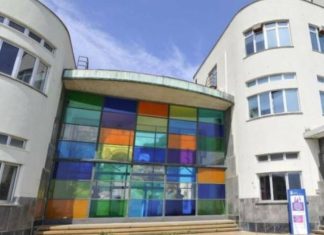 Ngjarje e rëndë! 7-vjeçari bie nga çatia e shkollës