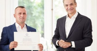 Info Shqip: Kryeministri grek i jep shtetësinë shqiptarit që shpëtoi 2 fëmijë nga mbytja