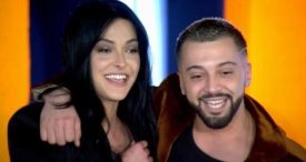 Info Shqip: Momenti më i dhimbshëm i varrimit! Gjesti e ngushëllon duke e puthur motrën e tij pas humbjes së vëllait