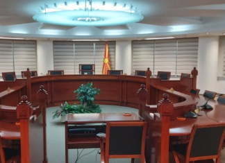 Mbetet vendimi i Qeverisë për këshilltarët , Gjykatësit Kushtetues me shumicë votuan kundër nismave